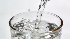 La regola dei 2 litri è una leggenda? Come bere acqua correttamente ogni giorno